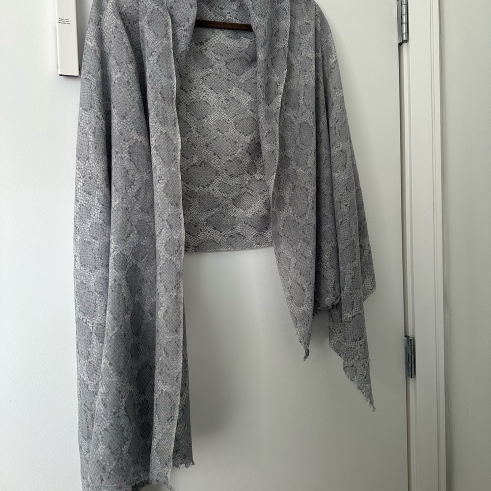 J. McLaughlin Gray Textured Scarf 100% wool
